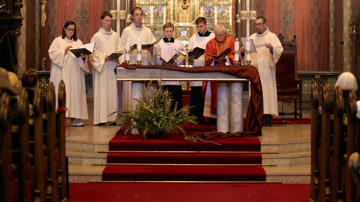 Mše za Annu Slováčkovou v bazilice sv. Ludmily na náměstí Míru v Praze