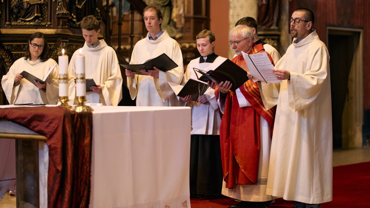Mše za Annu Slováčkovou v bazilice sv. Ludmily na náměstí Míru v Praze