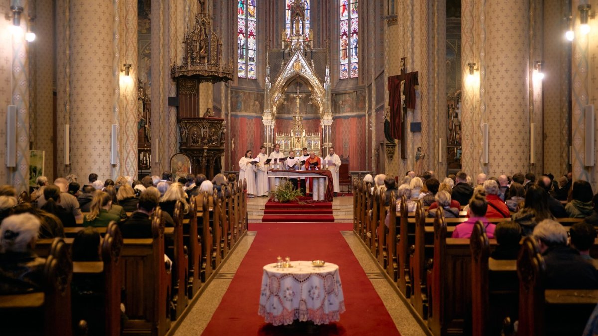 Mše za Annu Slováčkovou v bazilice sv. Ludmily na náměstí Míru v Praze