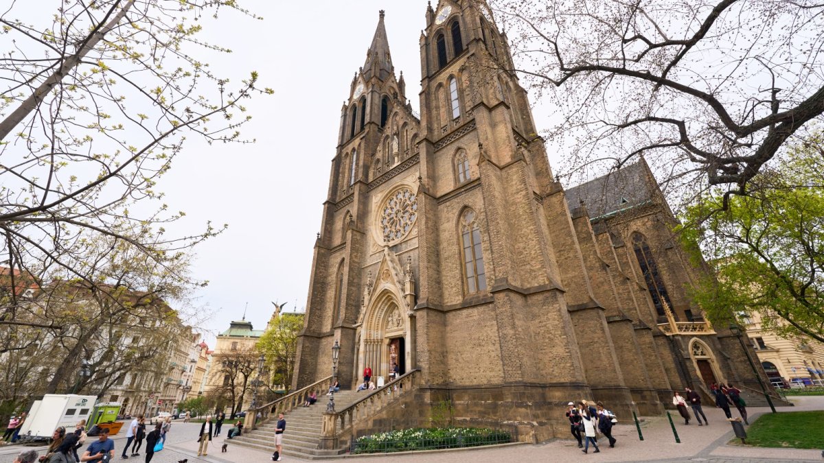 Mše za Annu Slováčkovou v bazilice sv. Ludmily na náměstí Míru v Praze