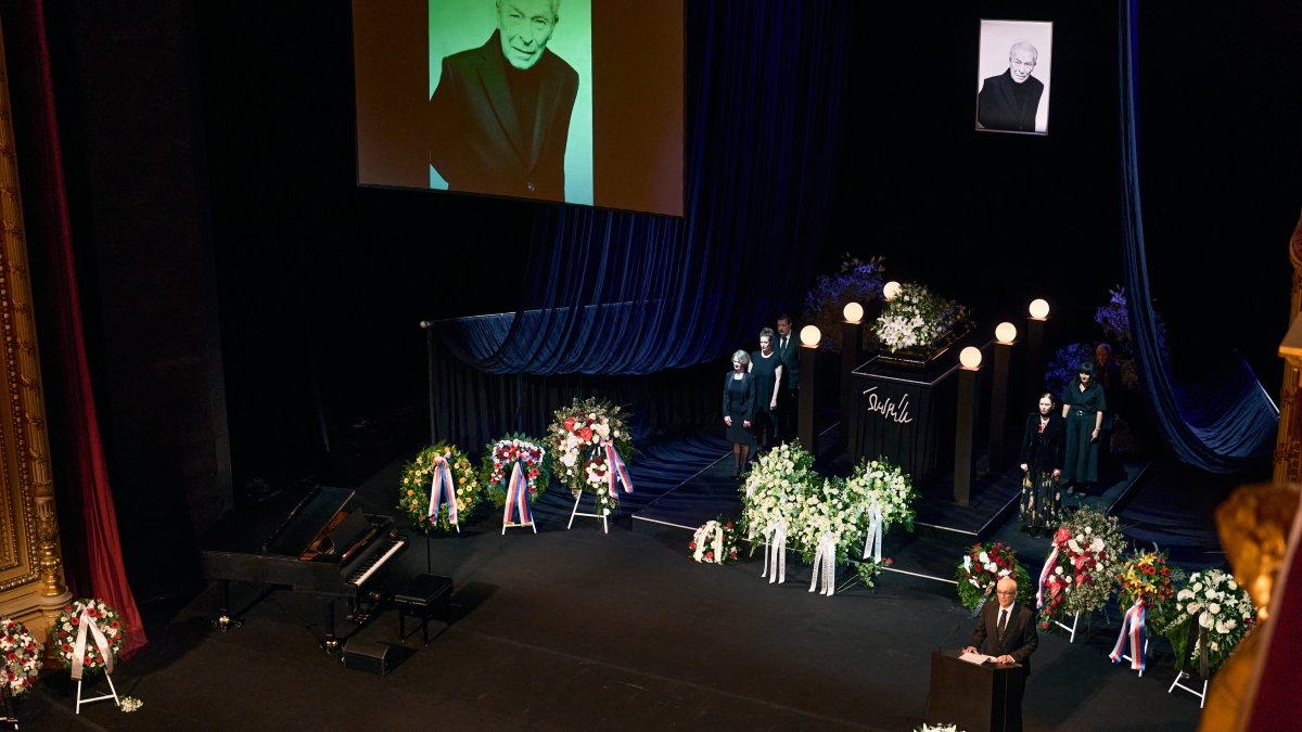 V Národním divadle se lidé rozloučili s Aloisem Švehlíkem. (16.4.2025)