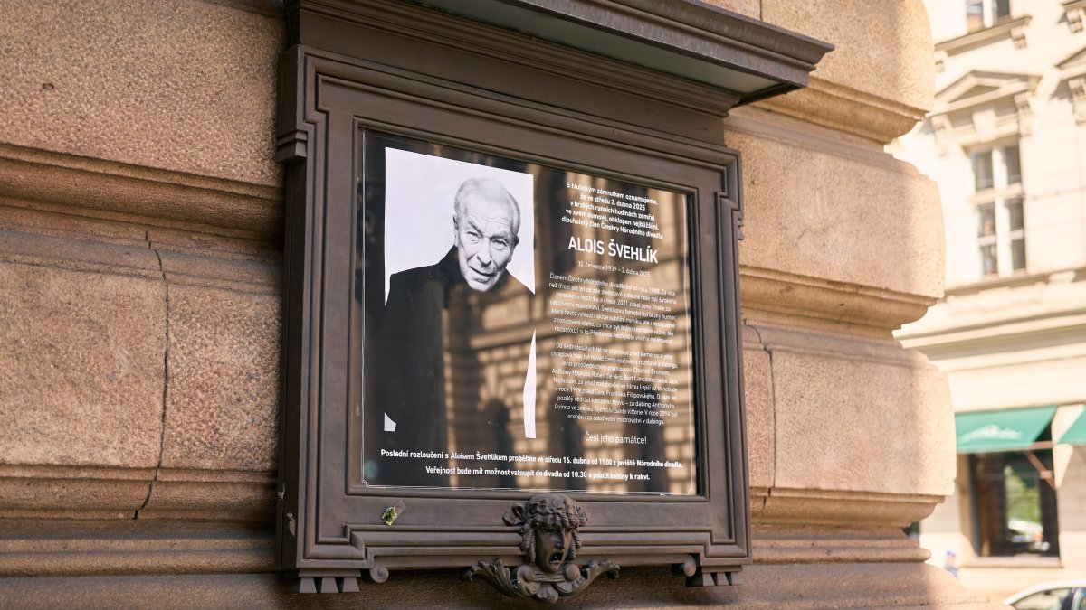 V Národním divadle se lidé rozloučili s Aloisem Švehlíkem. (16.4.2025)