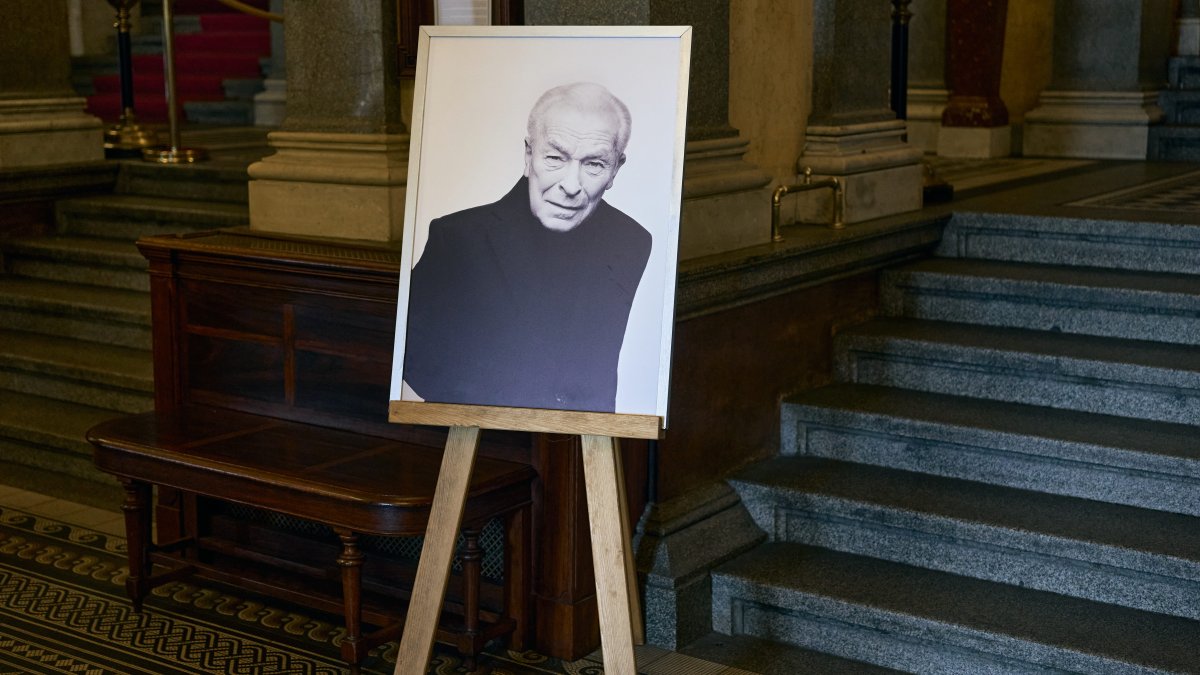 V Národním divadle se lidé rozloučili s Aloisem Švehlíkem. (16.4.2025)