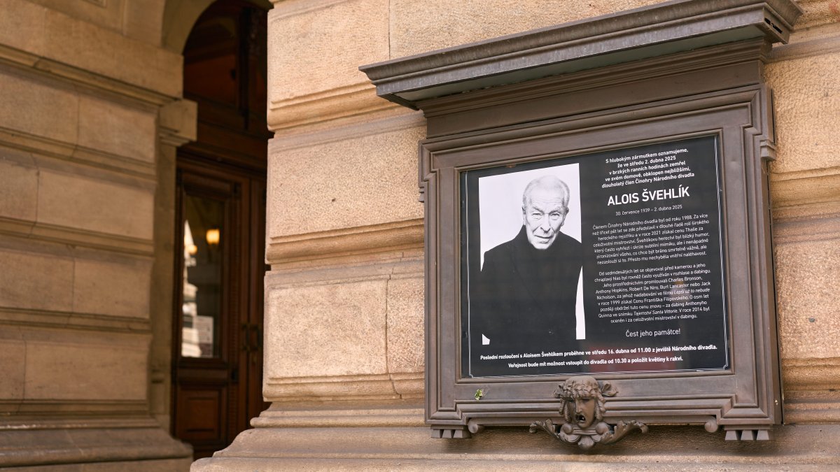 V Národním divadle se lidé rozloučili s Aloisem Švehlíkem. (16.4.2025)