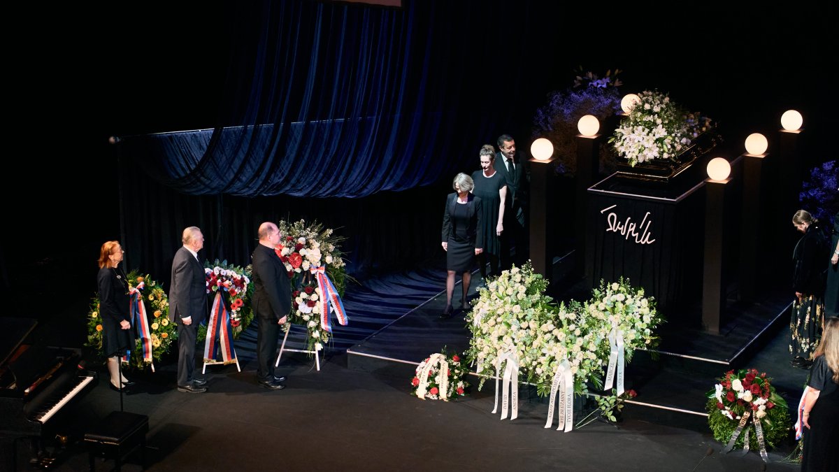 V Národním divadle se lidé rozloučili s Aloisem Švehlíkem. (16.4.2025)