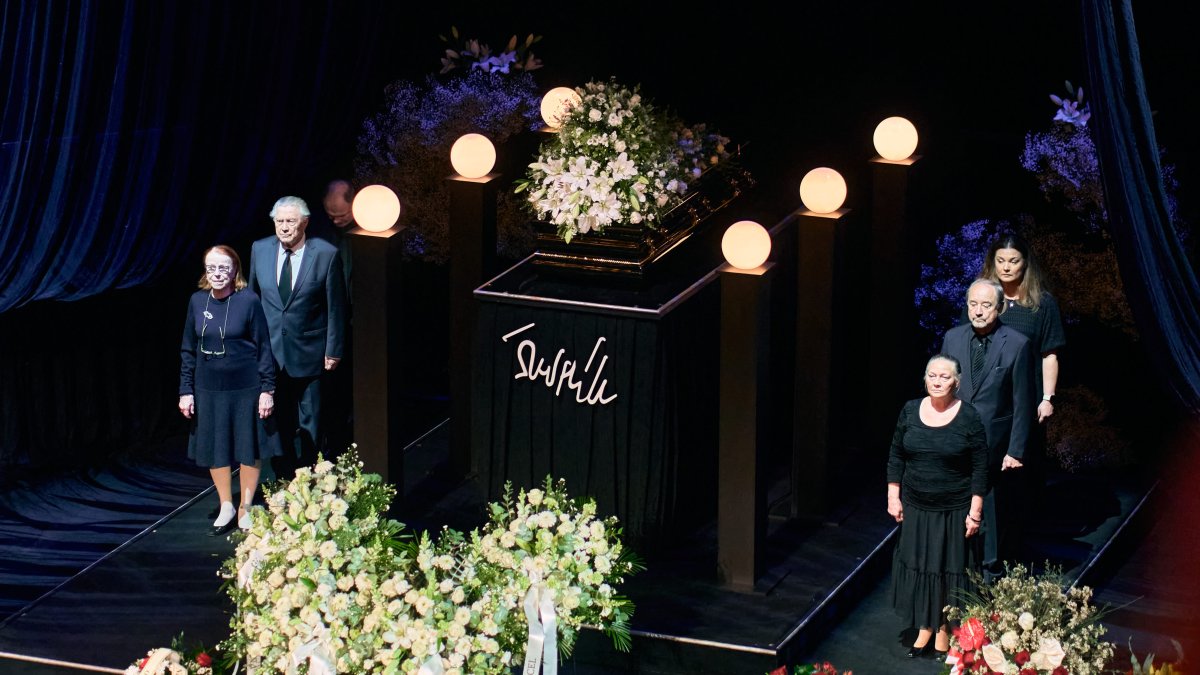 V Národním divadle se lidé rozloučili s Aloisem Švehlíkem. (16.4.2025)