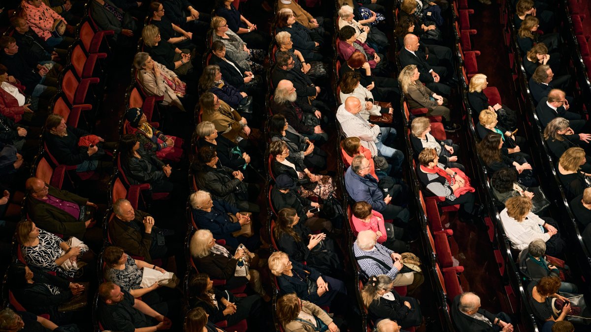 V Národním divadle se lidé rozloučili s Aloisem Švehlíkem. (16.4.2025)
