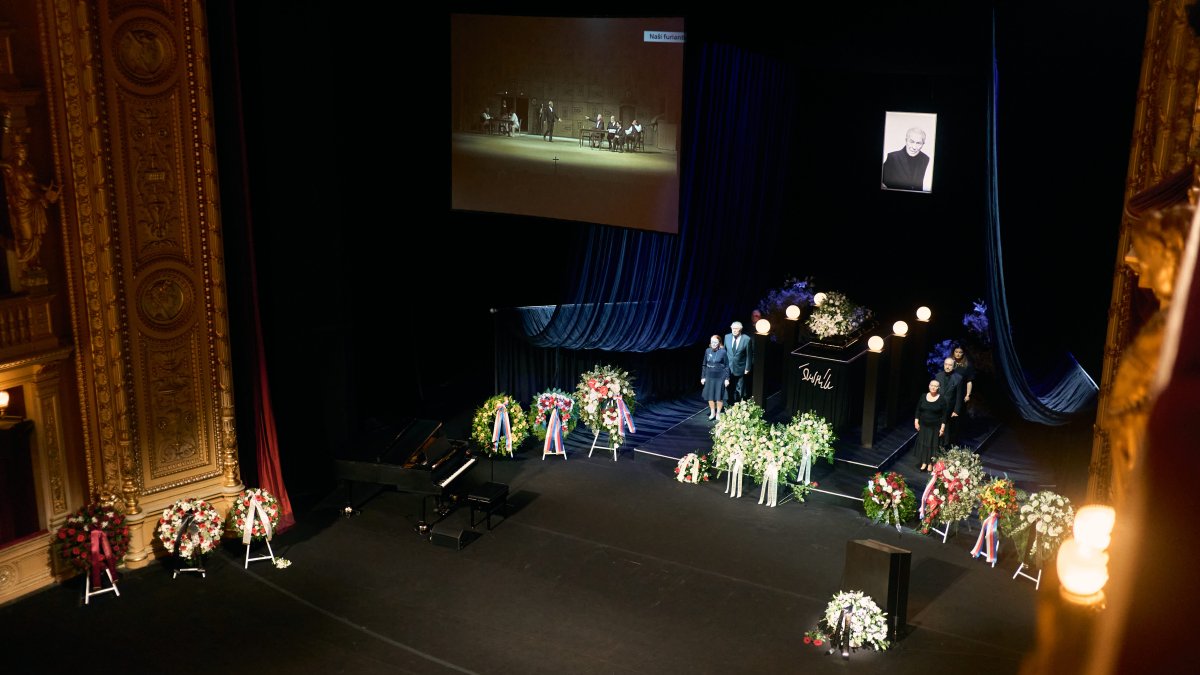 V Národním divadle se lidé rozloučili s Aloisem Švehlíkem. (16.4.2025)