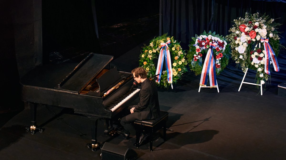 V Národním divadle se lidé rozloučili s Aloisem Švehlíkem. (16.4.2025)