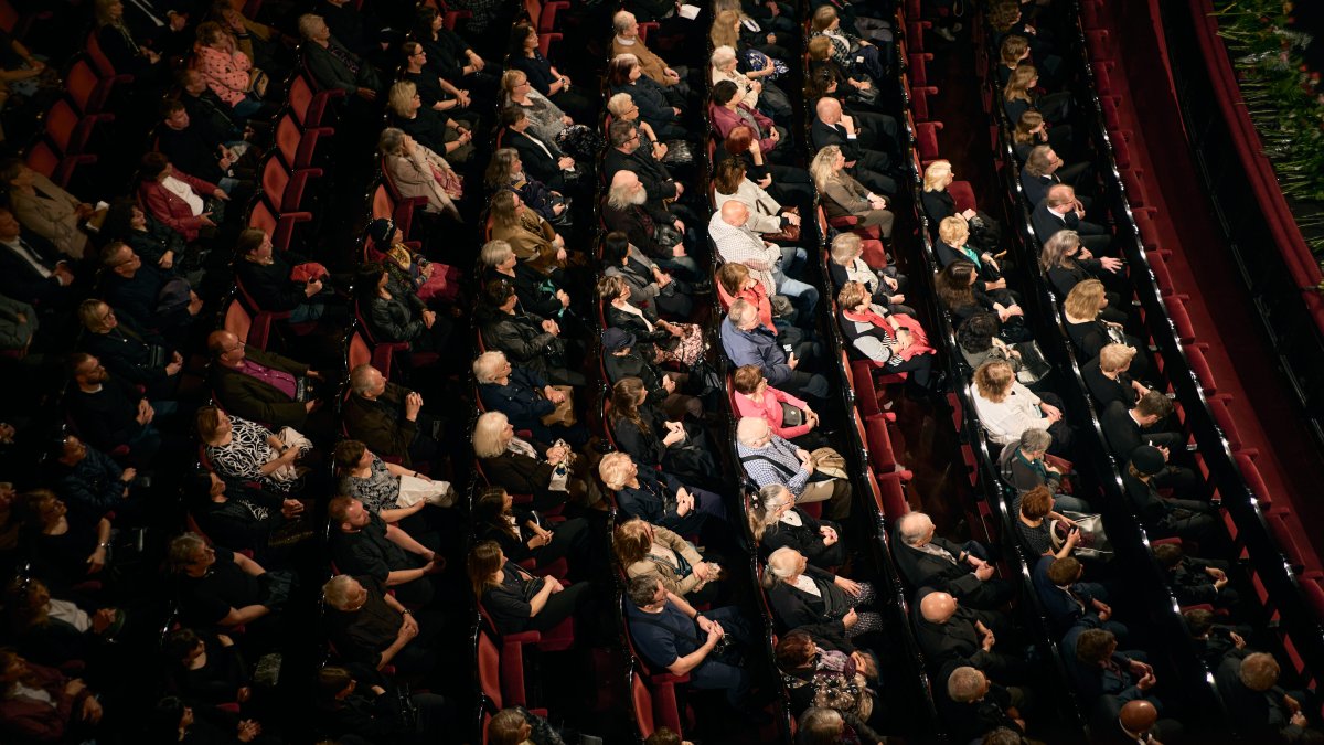 V Národním divadle se lidé rozloučili s Aloisem Švehlíkem. (16.4.2025)