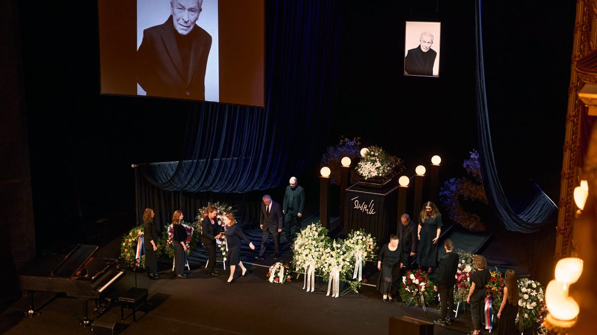 V Národním divadle se lidé rozloučili s Aloisem Švehlíkem. (16.4.2025)
