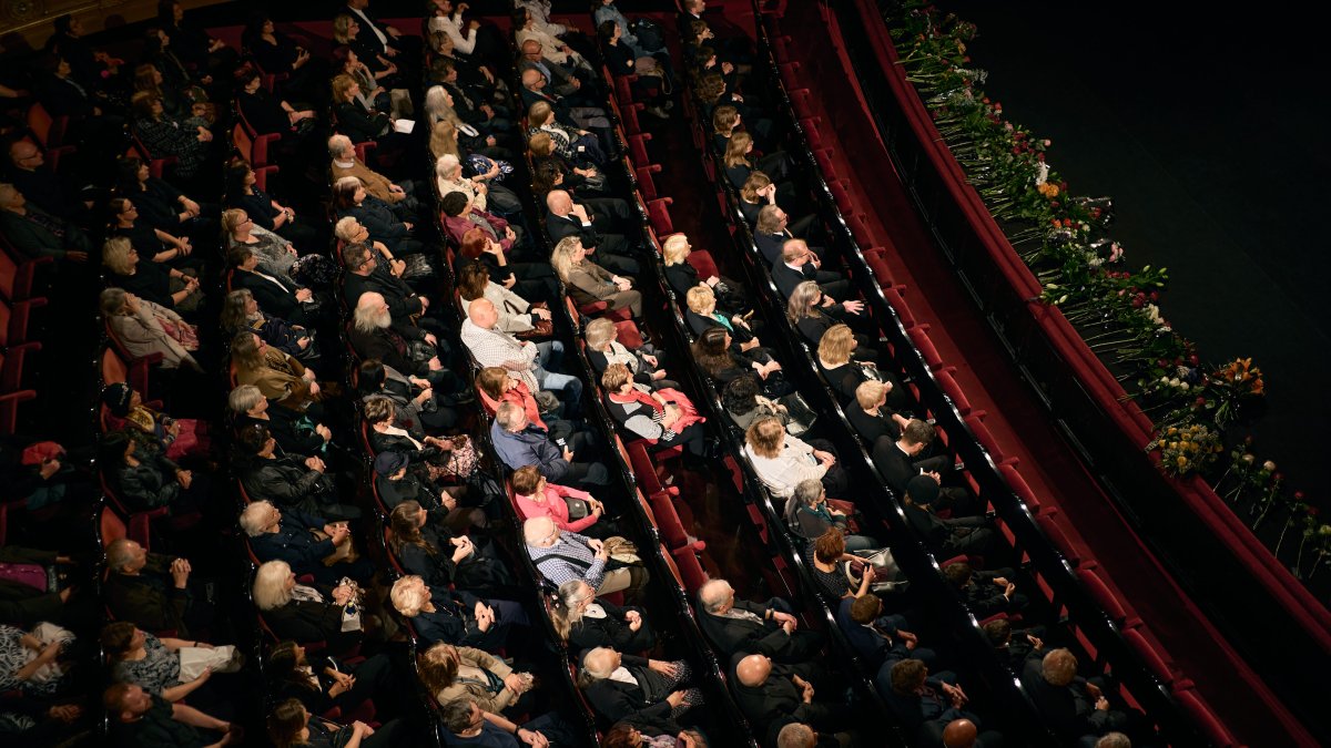 V Národním divadle se lidé rozloučili s Aloisem Švehlíkem. (16.4.2025)