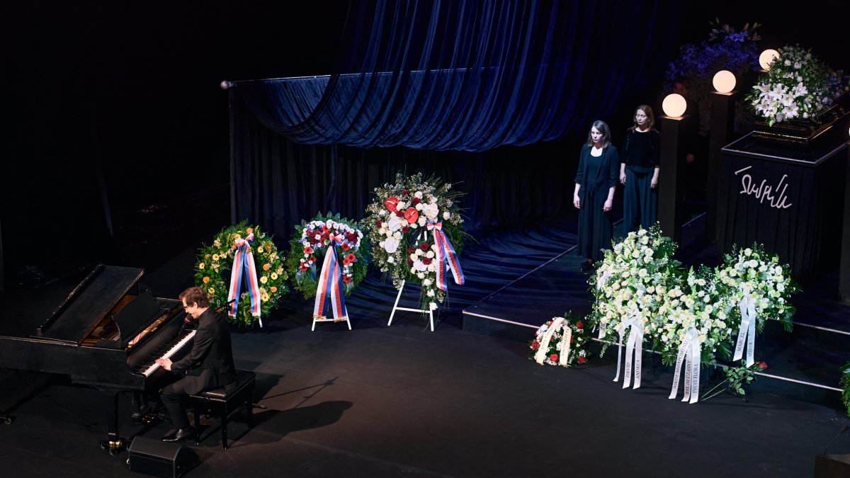 V Národním divadle se lidé rozloučili s Aloisem Švehlíkem. (16.4.2025)