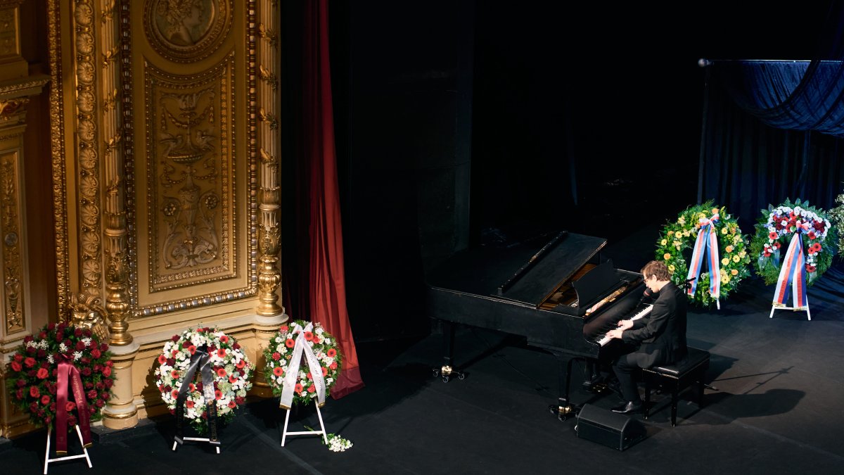 V Národním divadle se lidé rozloučili s Aloisem Švehlíkem. (16.4.2025)