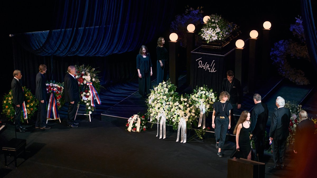 V Národním divadle se lidé rozloučili s Aloisem Švehlíkem. (16.4.2025)