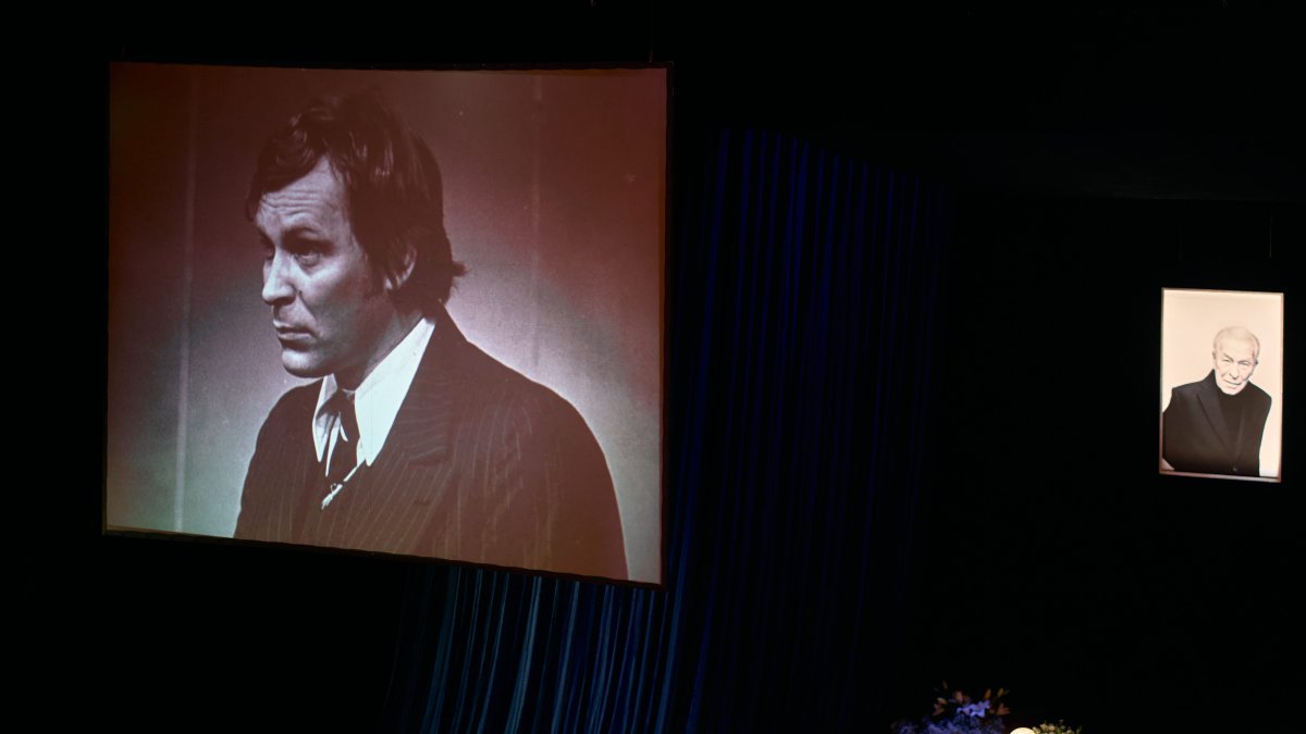 V Národním divadle se lidé rozloučili s Aloisem Švehlíkem. (16.4.2025)