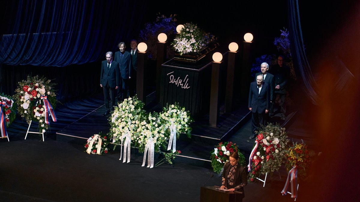 V Národním divadle se lidé rozloučili s Aloisem Švehlíkem. (16.4.2025)