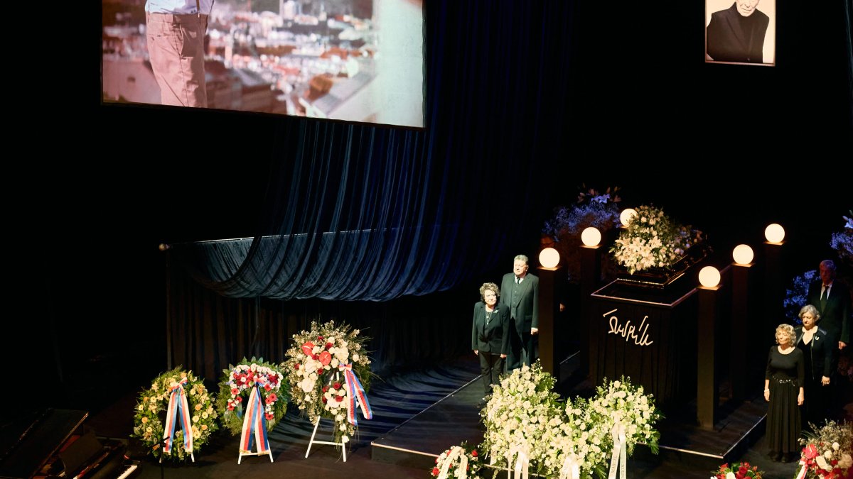 V Národním divadle se lidé rozloučili s Aloisem Švehlíkem. (16.4.2025)