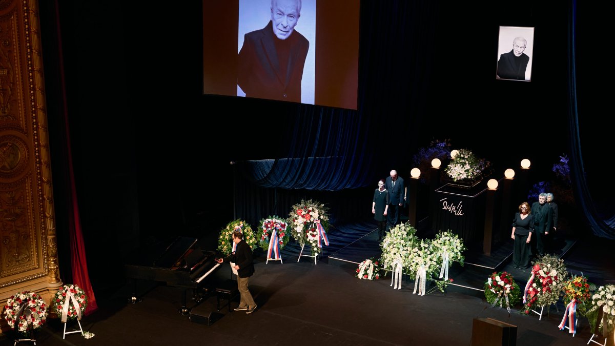 V Národním divadle se lidé rozloučili s Aloisem Švehlíkem. (16.4.2025)