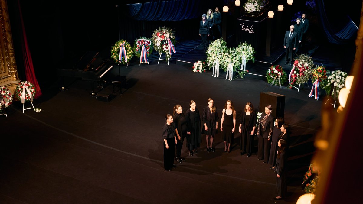 V Národním divadle se lidé rozloučili s Aloisem Švehlíkem. (16.4.2025)