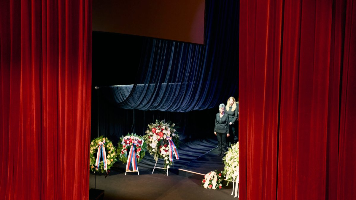 V Národním divadle se lidé rozloučili s Aloisem Švehlíkem. (16.4.2025)