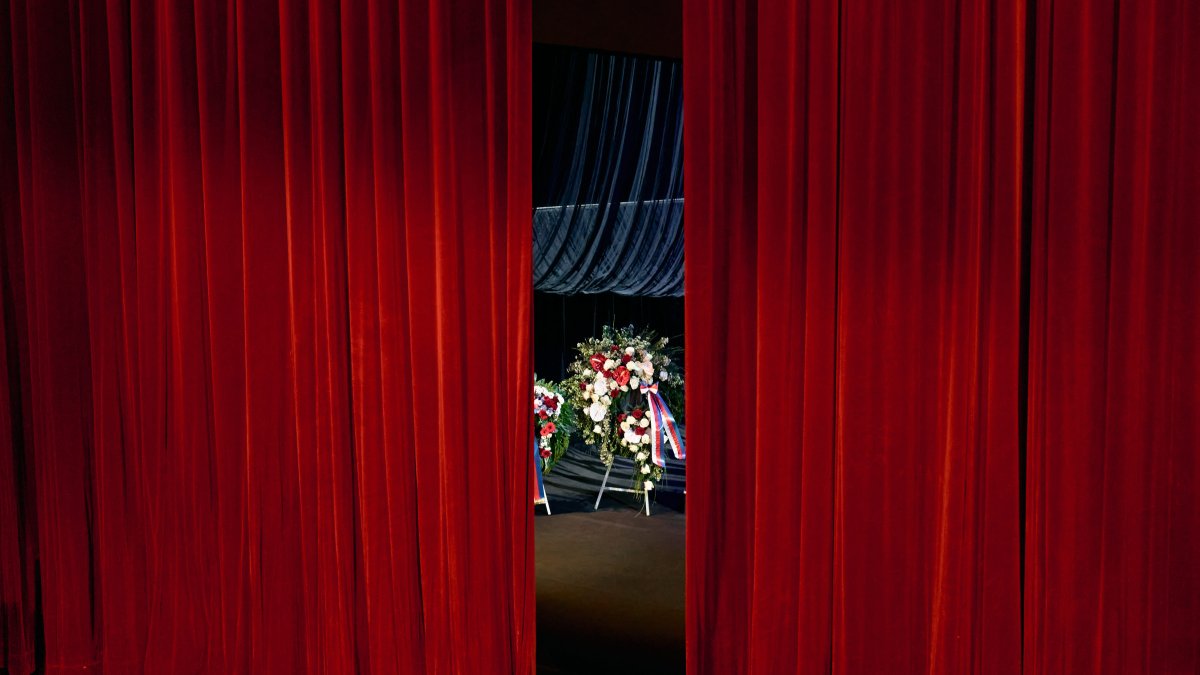 V Národním divadle se lidé rozloučili s Aloisem Švehlíkem. (16.4.2025)