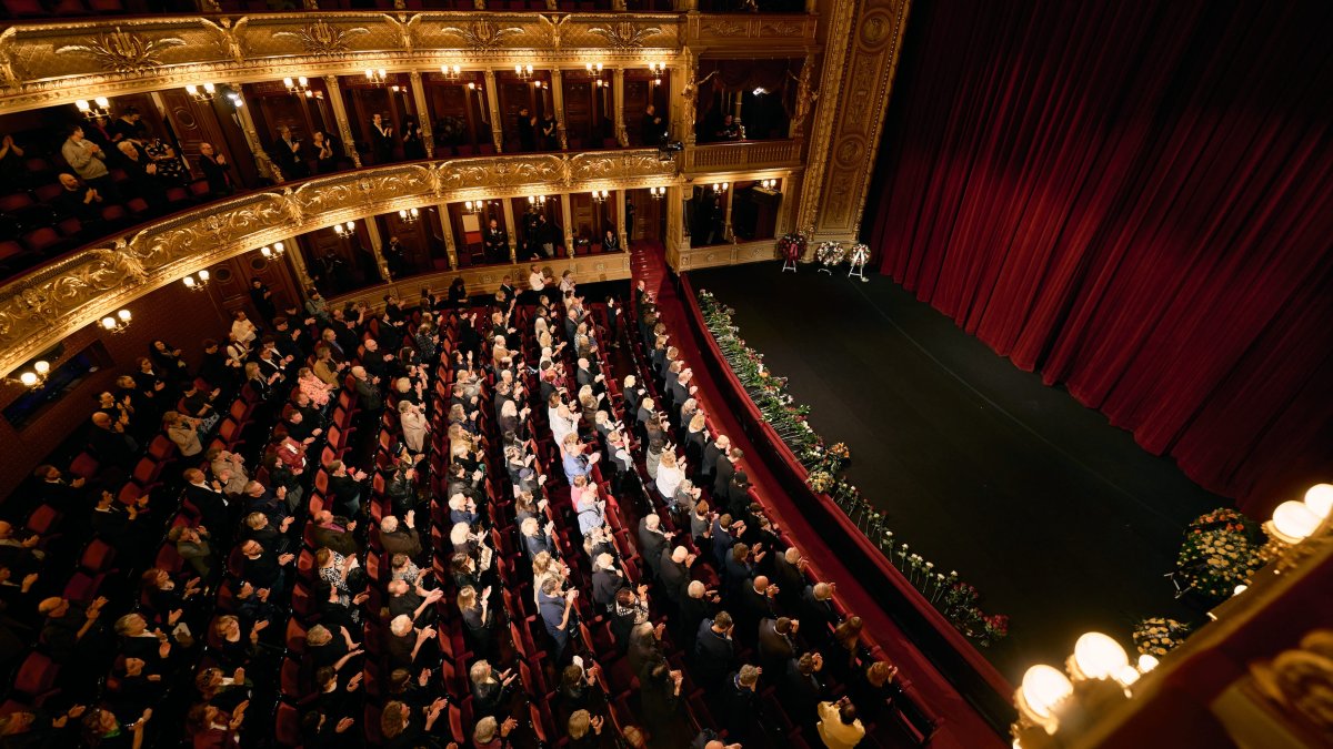 V Národním divadle se lidé rozloučili s Aloisem Švehlíkem. (16.4.2025)