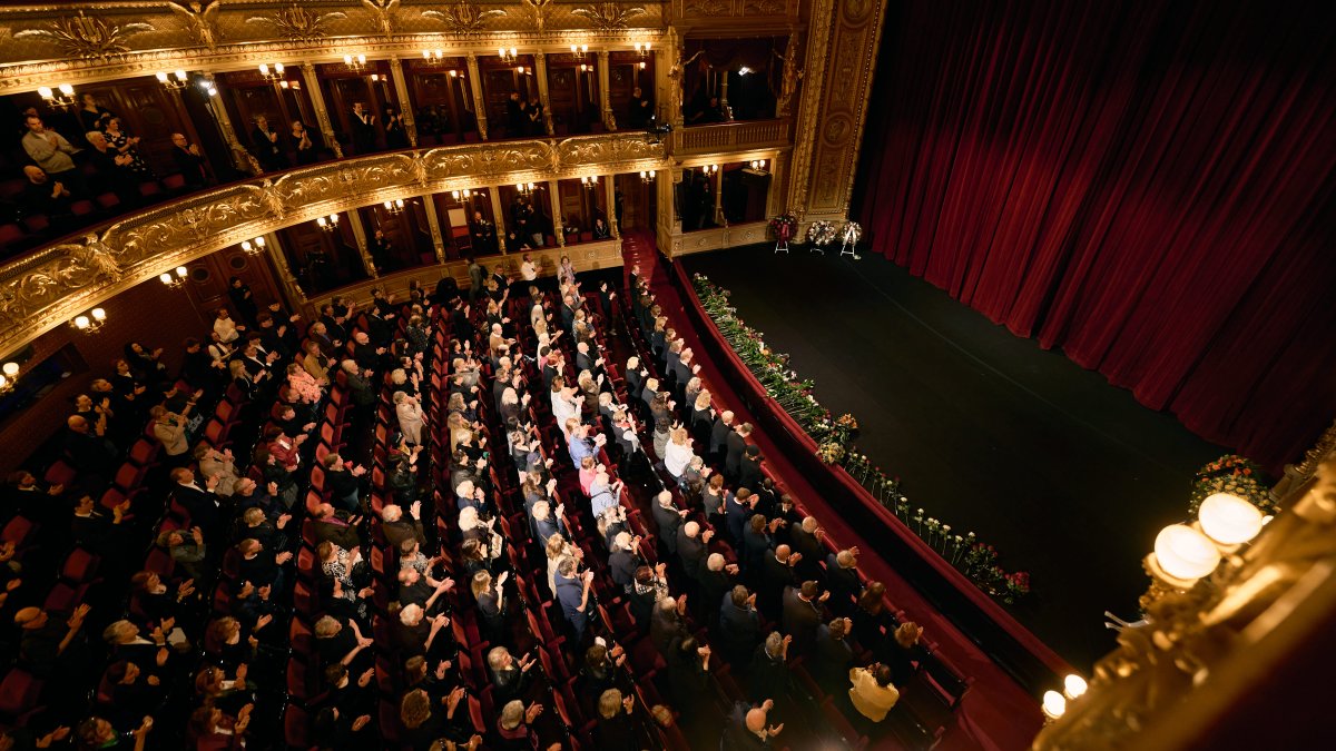 V Národním divadle se lidé rozloučili s Aloisem Švehlíkem. (16.4.2025)