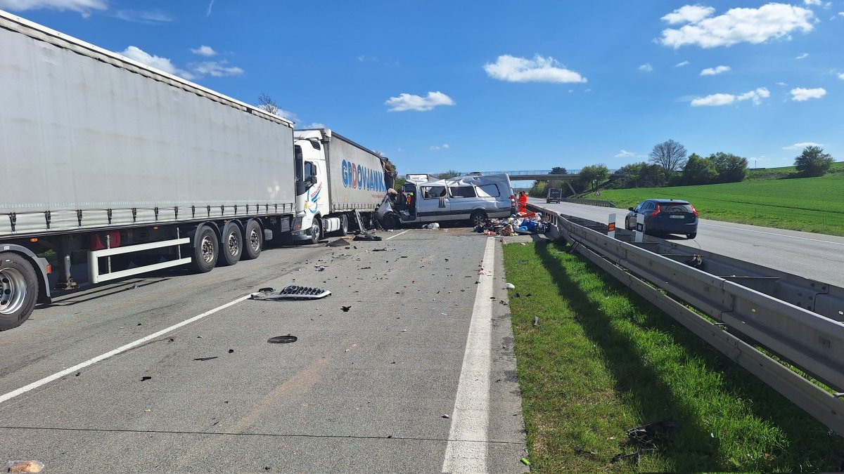 Na dálnici D2 se stala tragická dopravní nehoda. (16.4.2025)
