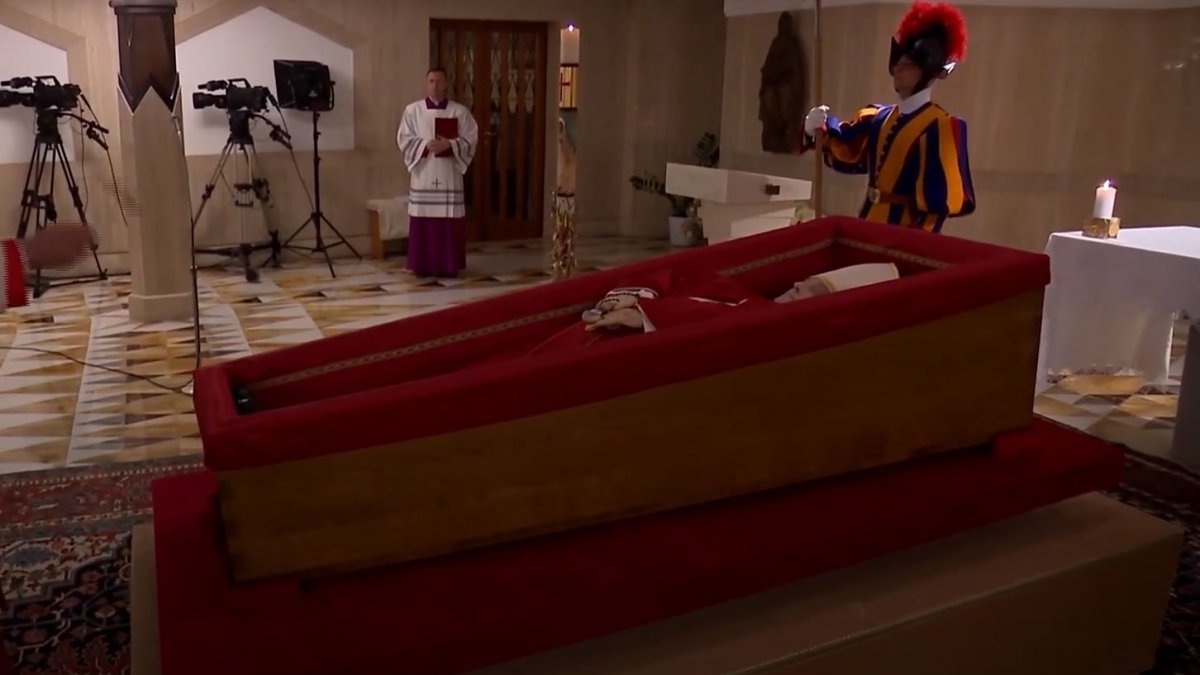 Tělo papeže Františka bylo uloženo do rakve