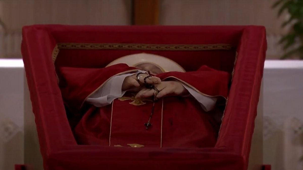 Tělo papeže Františka bylo uloženo do rakve