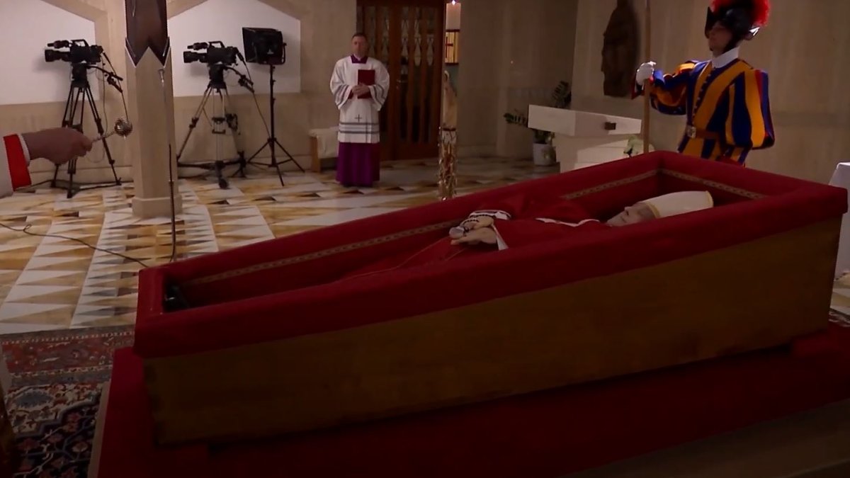 Tělo papeže Františka bylo uloženo do rakve