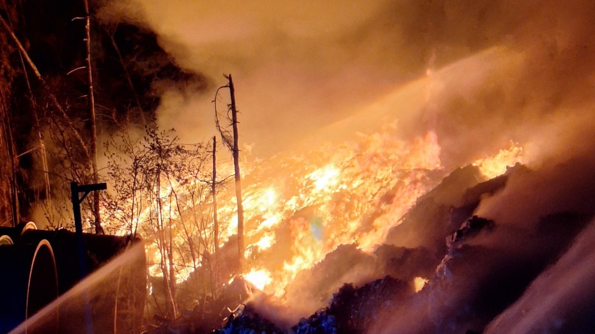 Hasiči zasahují u požáru skládky u Rynholce na Rakovnicku.