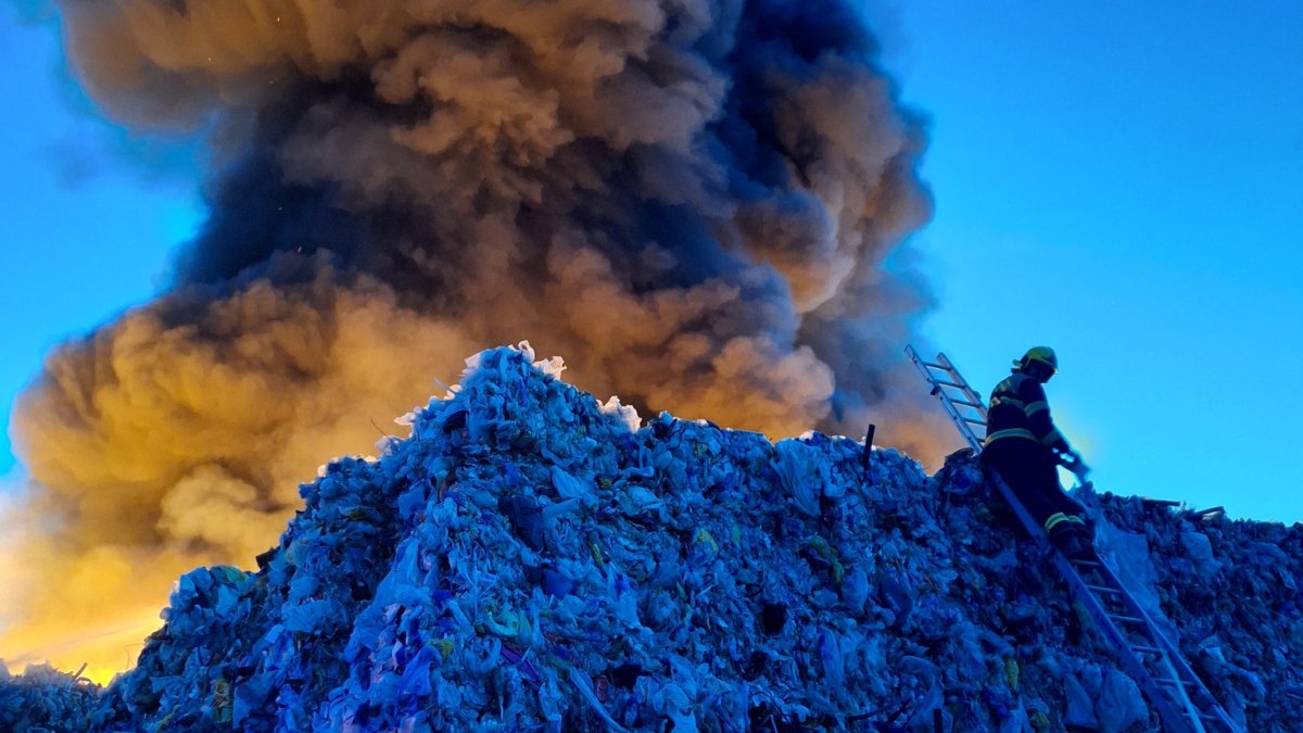 Hasiči zasahují u požáru skládky u Rynholce na Rakovnicku.