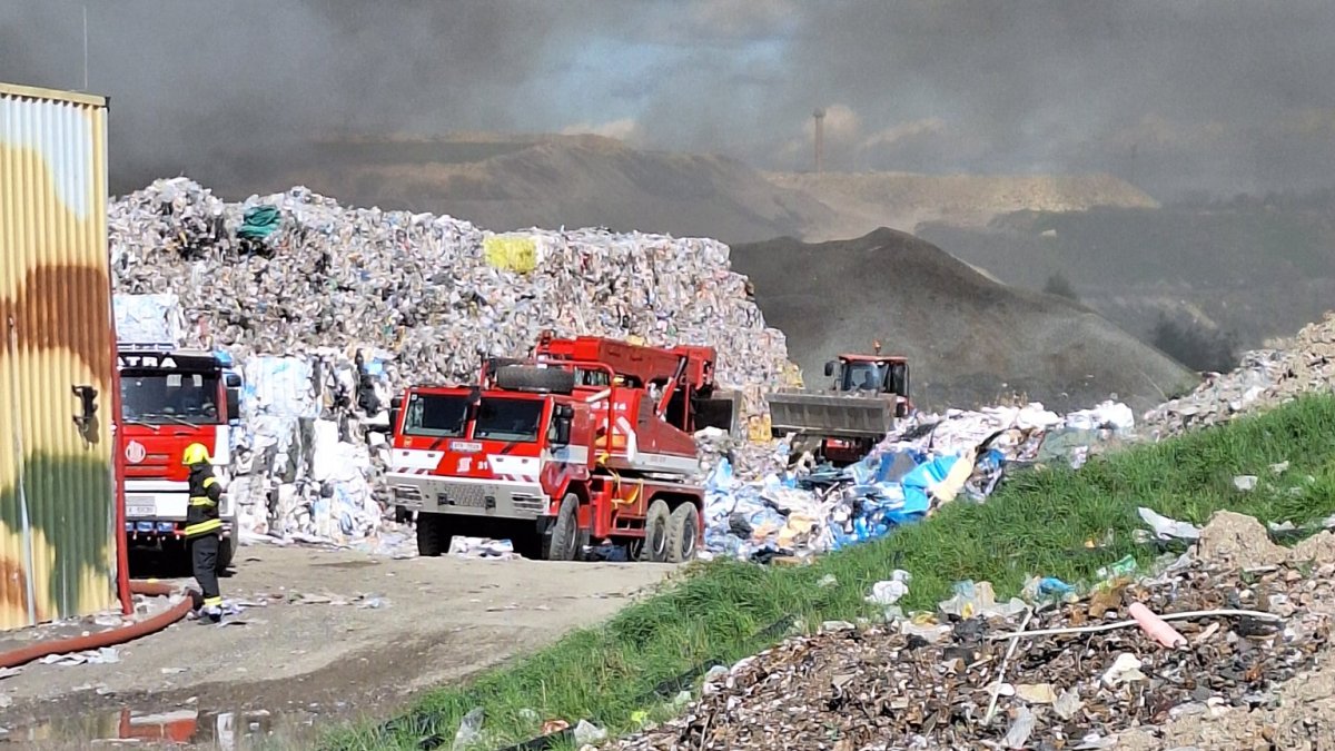 Hasiči zasahují u požáru skládky u Rynholce na Rakovnicku.