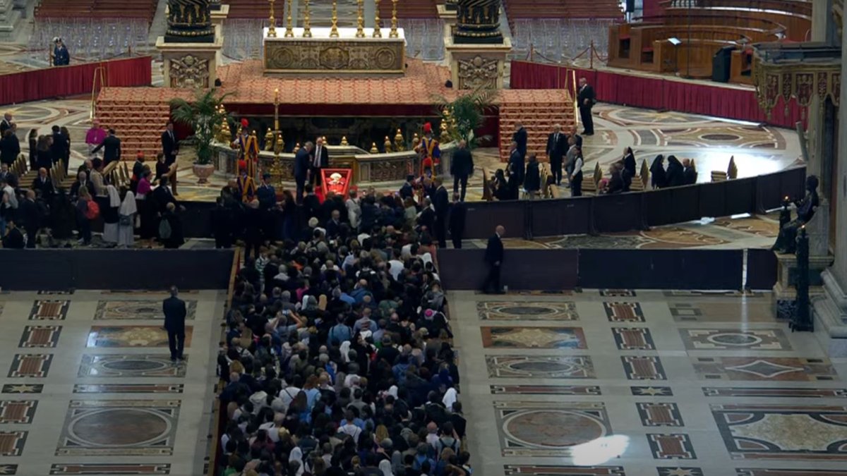 Tělo papeže Františka bylo vystaveno v bazilice sv. Petra