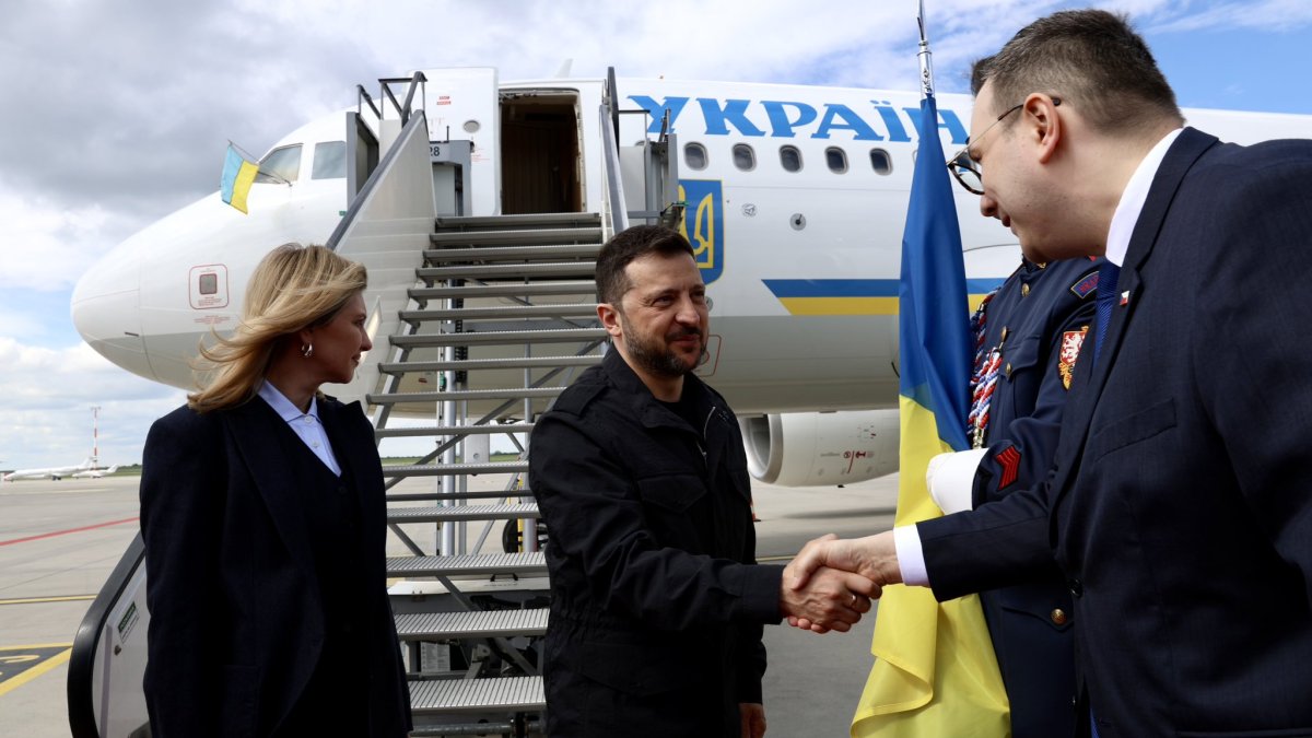 Zelenskyj přiletěl do Prahy, na letišti ho uvítal Lipavský