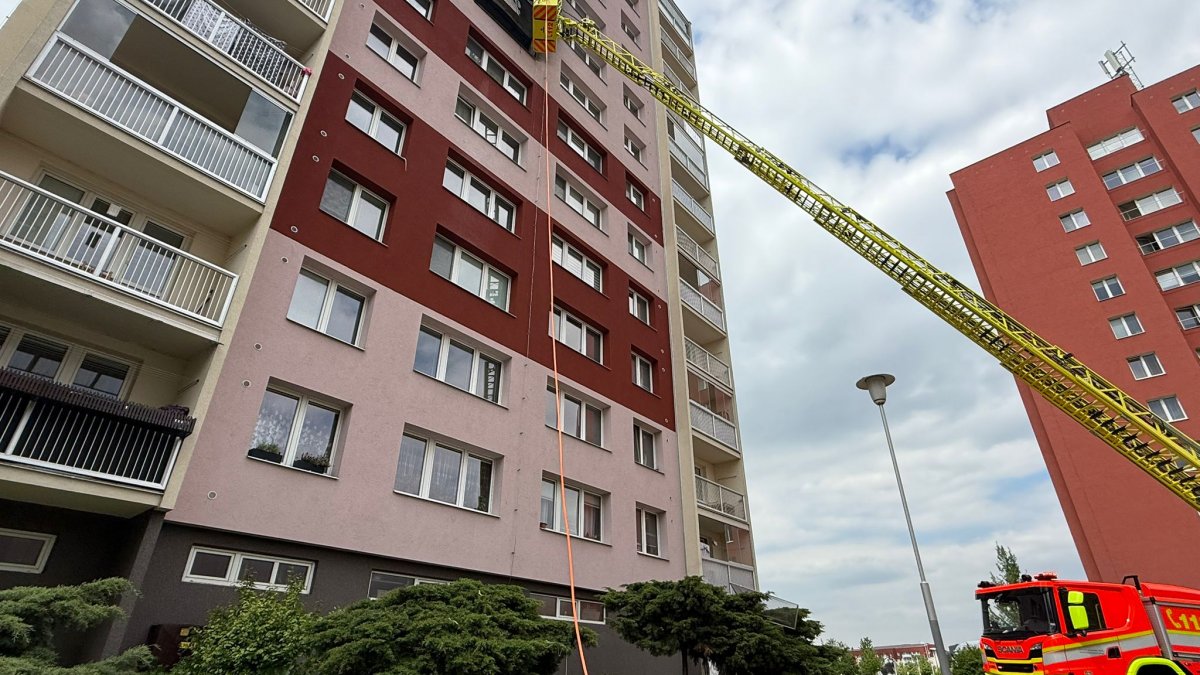 Hasiči zasahují u výbuchu a následného požáru v bytě v Ostravě-Dubině. (7.5.2025)