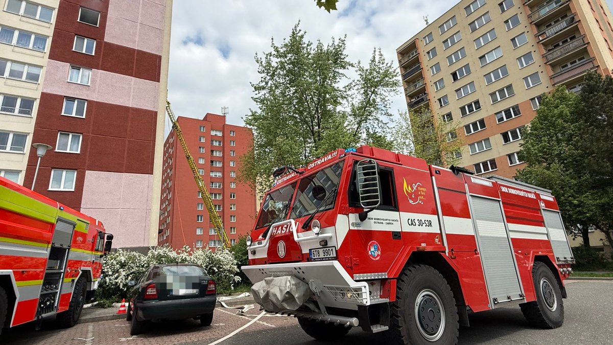 Hasiči zasahují u výbuchu a následného požáru v bytě v Ostravě-Dubině. (7.5.2025)