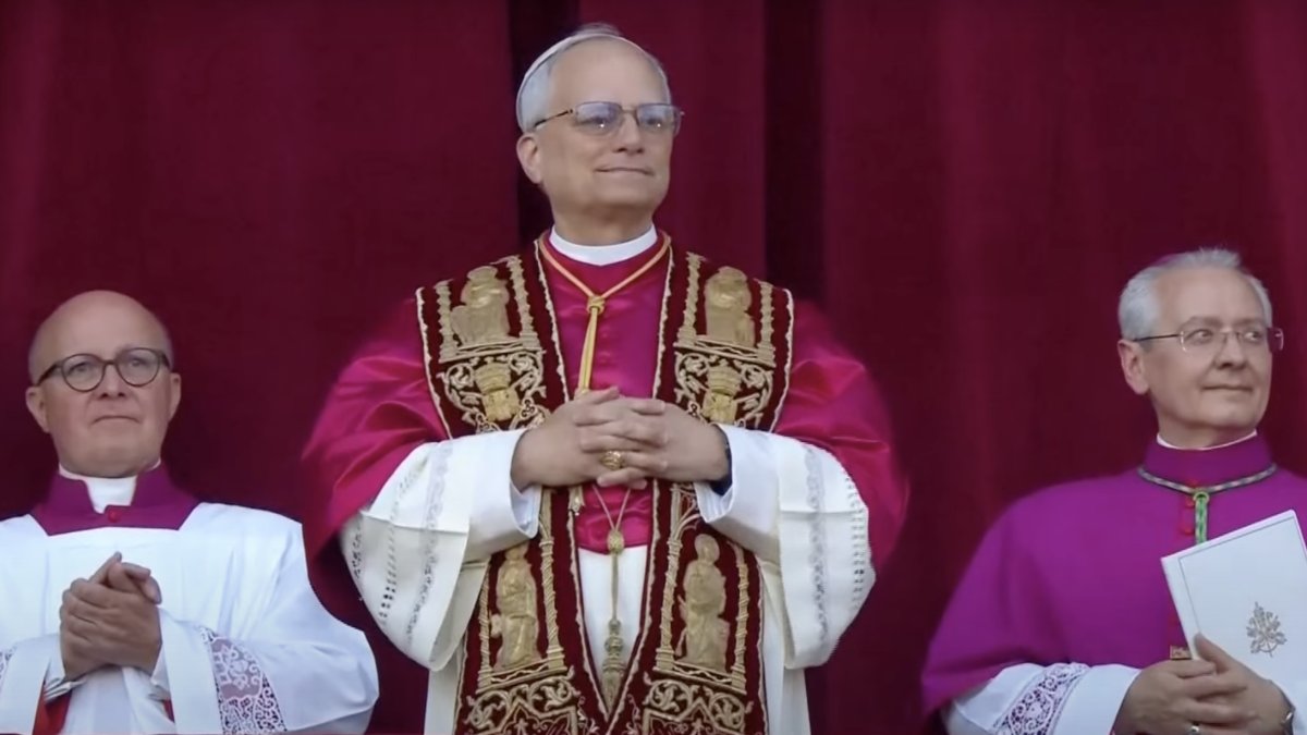 Nový papež Lev XIV. se poprvé ukázal světu. 