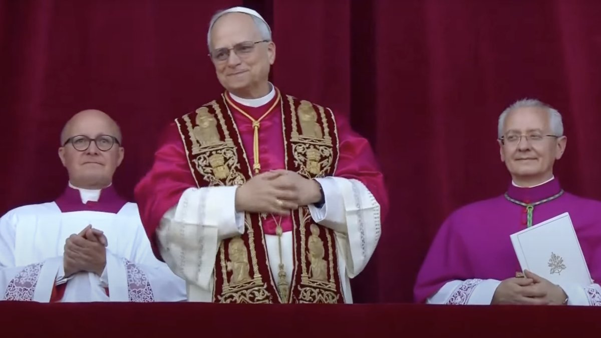 Nový papež Lev XIV. se poprvé ukázal světu. 