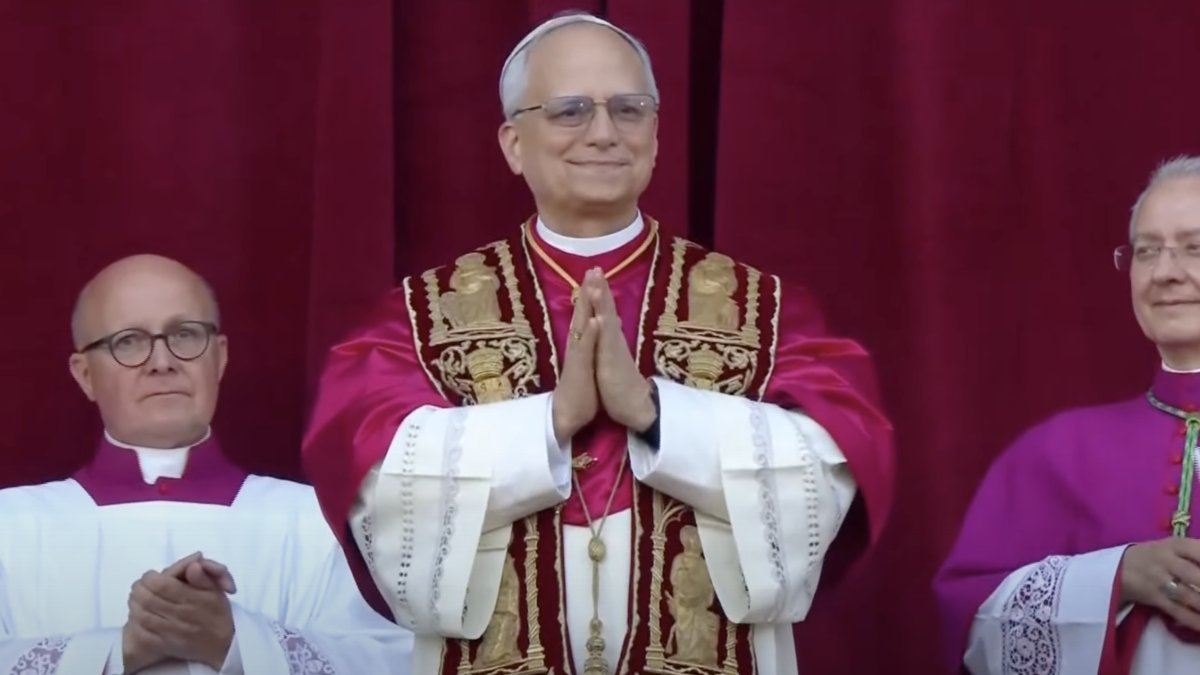 Nový papež Lev XIV. se poprvé ukázal světu. 