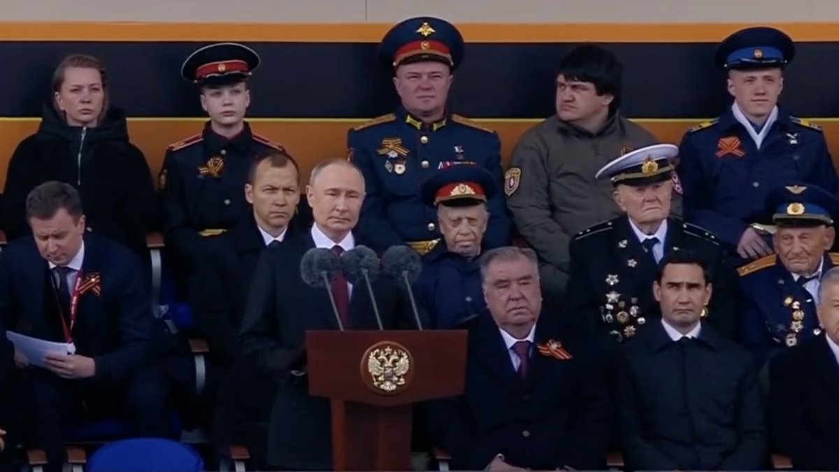 Vladimir Putin promlouvá na oslavách u příležitosti 80. výročí konce druhé světové války. (9.5.2025)