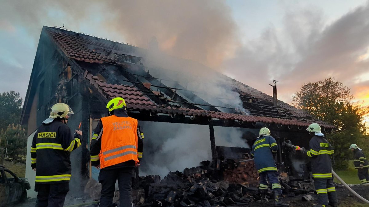 Hasiči zasahovali u požáru domu v Jablonci nad Jizerou. (11.5.2025)