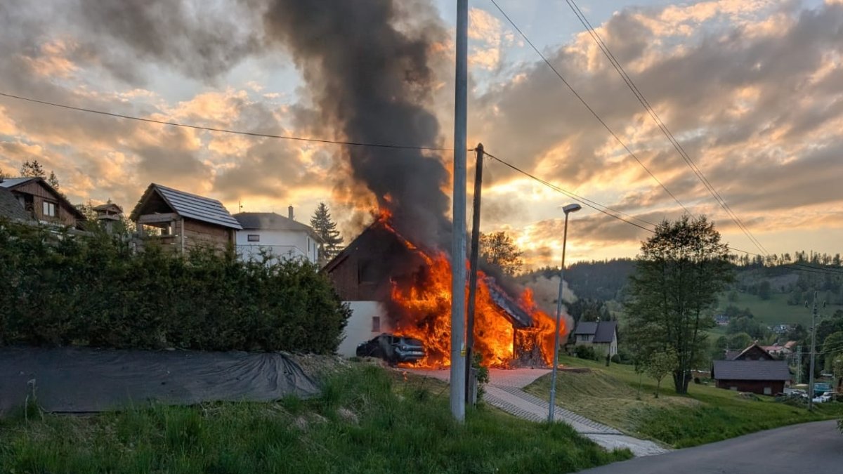 Hasiči zasahovali u požáru domu v Jablonci nad Jizerou. (11.5.2025)