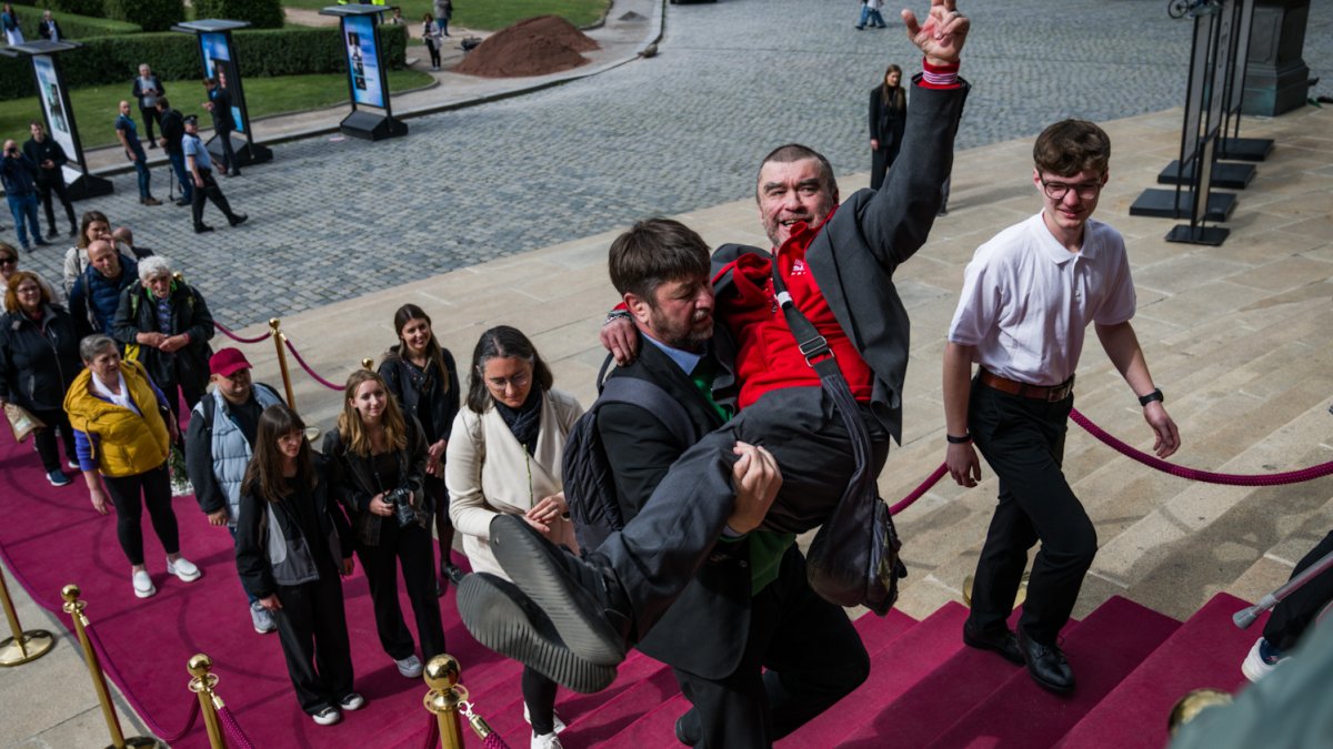 V Rudolfinu se lidé loučí s Jiřím Bartoškou. (20.5.2025)