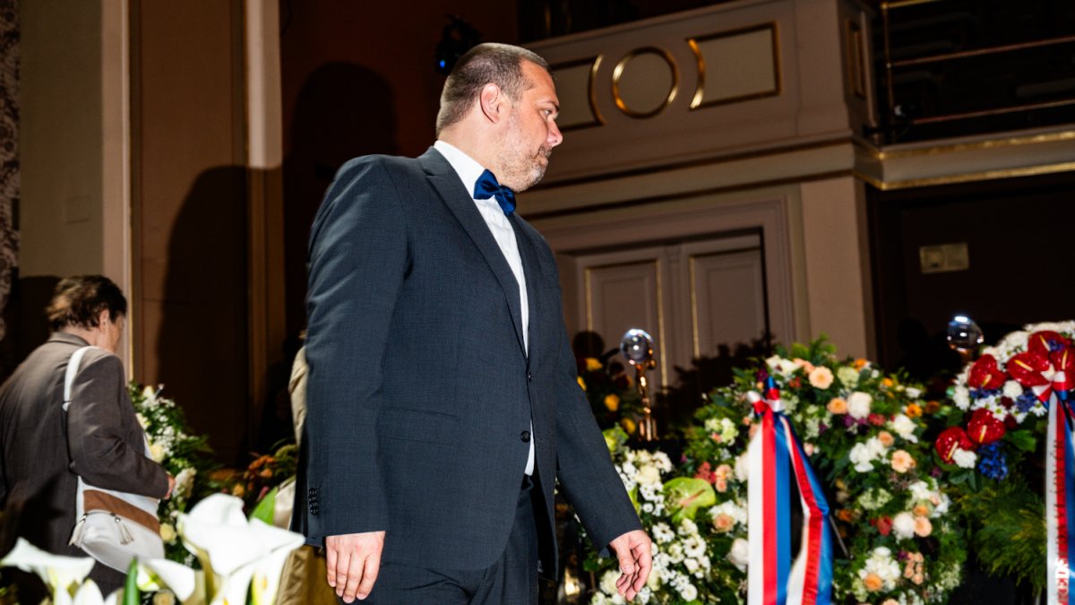 V Rudolfinu se lidé loučí s Jiřím Bartoškou. (20.5.2025)