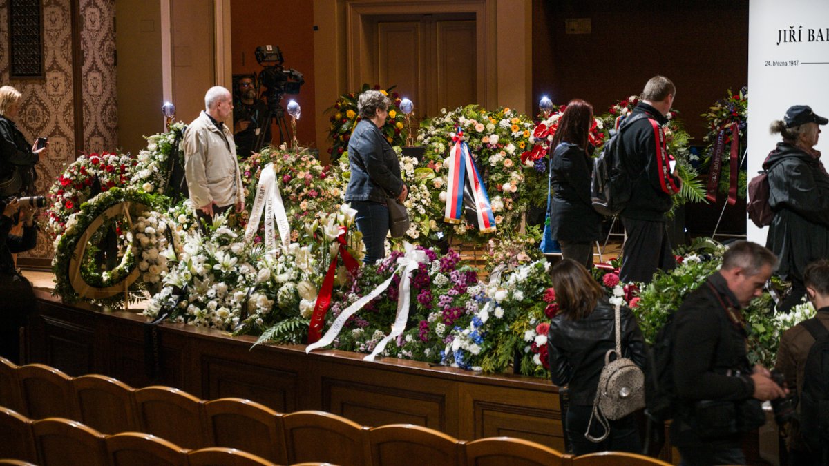 V Rudolfinu se lidé loučí s Jiřím Bartoškou. (20.5.2025)