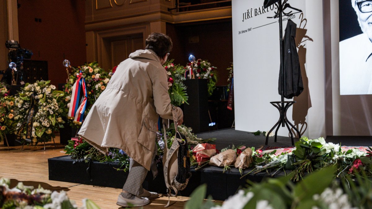 V Rudolfinu se lidé loučí s Jiřím Bartoškou. (20.5.2025)