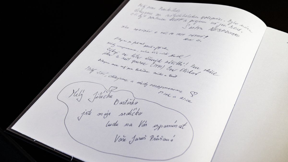 V Rudolfinu se lidé loučí s Jiřím Bartoškou. (20.5.2025)